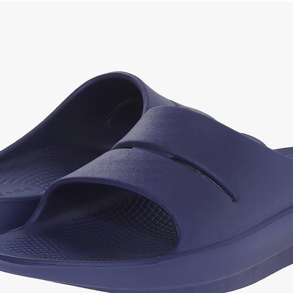 OOFOS unisex slides in excellent condition